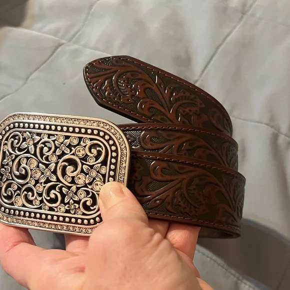 Ariat Embossed Brown Leather Belt/ Silver Buckle worn twice 43.5 inches long - Picture 6 of 6